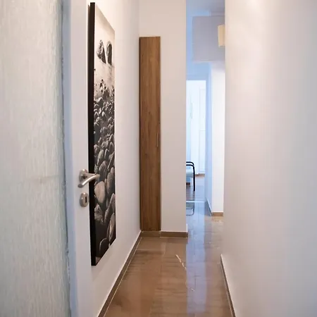 Konstantinos Stylish Brand New In The Heart Of * Athens